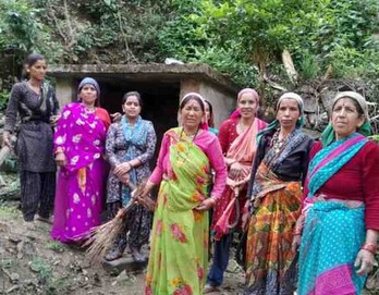 चंपावत में पिरूल ब्रिकेट से महिलाओं की आर्थिक सशक्तिकरण और नौलों की सफाई का अनूठा अभियान